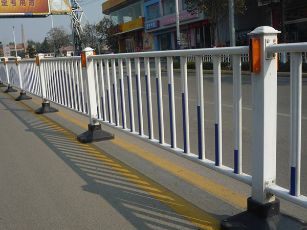 西藏道路鋅鋼護(hù)欄圖片4